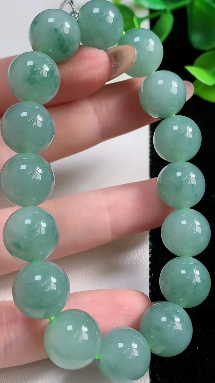 天然A货翡翠种飘花圆珠手串16颗，尺寸12.3，重量:52.16g11月9日
工厂直销收藏佳品,种好