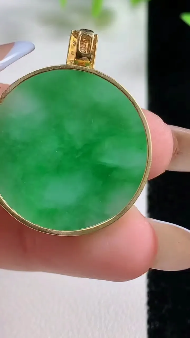 天然A货翡翠无事牌吊坠，尺寸26.3-3.7，重量:7.70g
11月9日