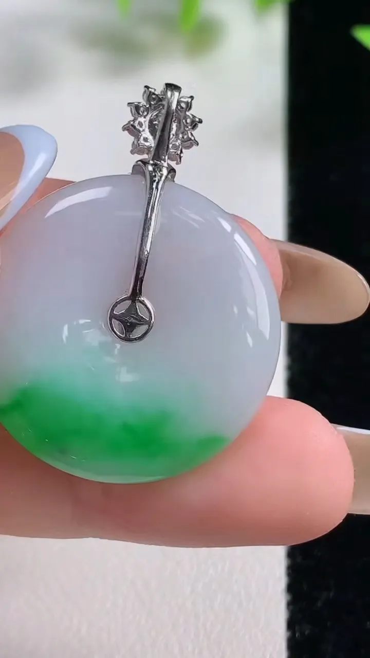 天然A货翡翠平安扣吊坠，尺寸26.7-4.3，重量:7.99g
11月9日