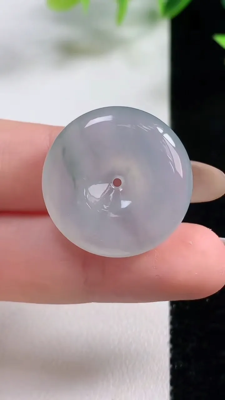 天然A货翡翠冰种飘花平安扣吊坠，尺寸24.6-6，重量:7.41g
11月9日