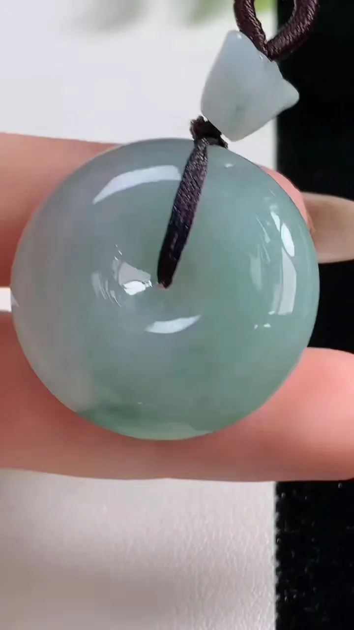 天然A货翡翠冰种飘花平安扣吊坠，尺寸29.8-9.7，重量:18.39g
11月9日