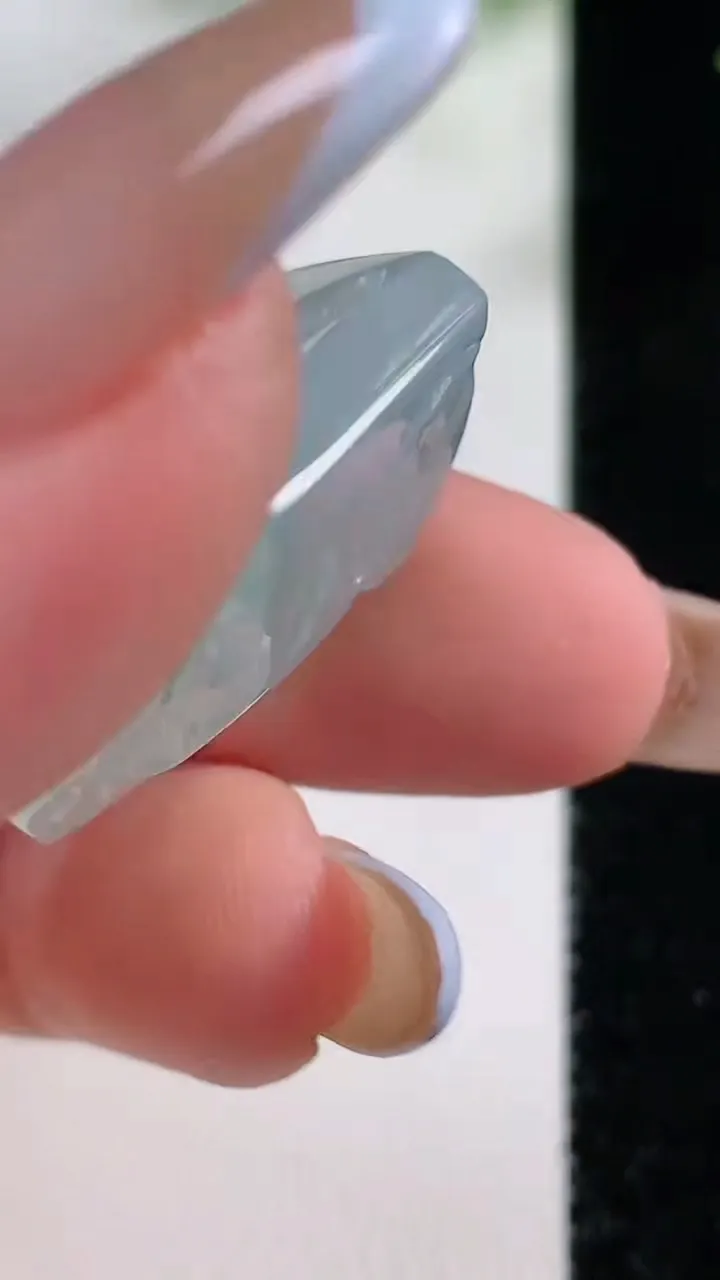 天然A货翡翠原石吊坠，尺寸25.4-23.8-12.3，重量:13.37g
11月9日