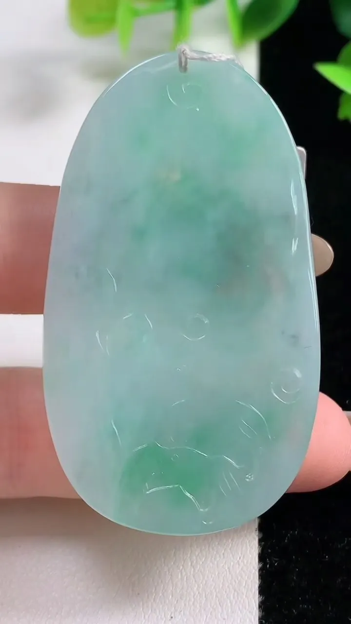 天然A货翡翠大日如来吊坠，尺寸57.2-33.3-5.3，重量:23.96g
11月9日