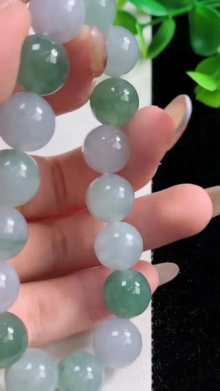 天然A货翡翠种飘花圆珠手串17颗，尺寸11.5，重量:44.40g11月9日
工厂直销收藏佳品,种好水足，色泽均匀，有种有色，上手高大气！