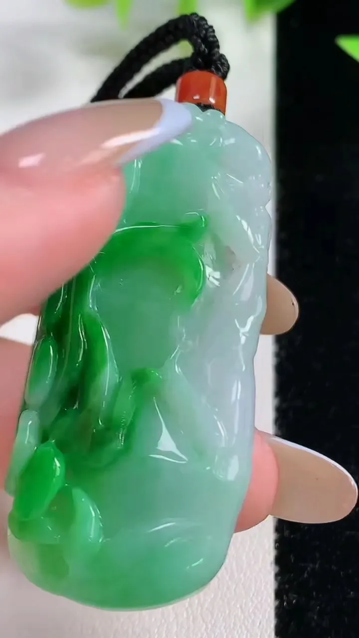 天然A货翡翠节节高升 竹节吊坠，尺寸51-23.4-9.4，重量:28.48g
11月9日