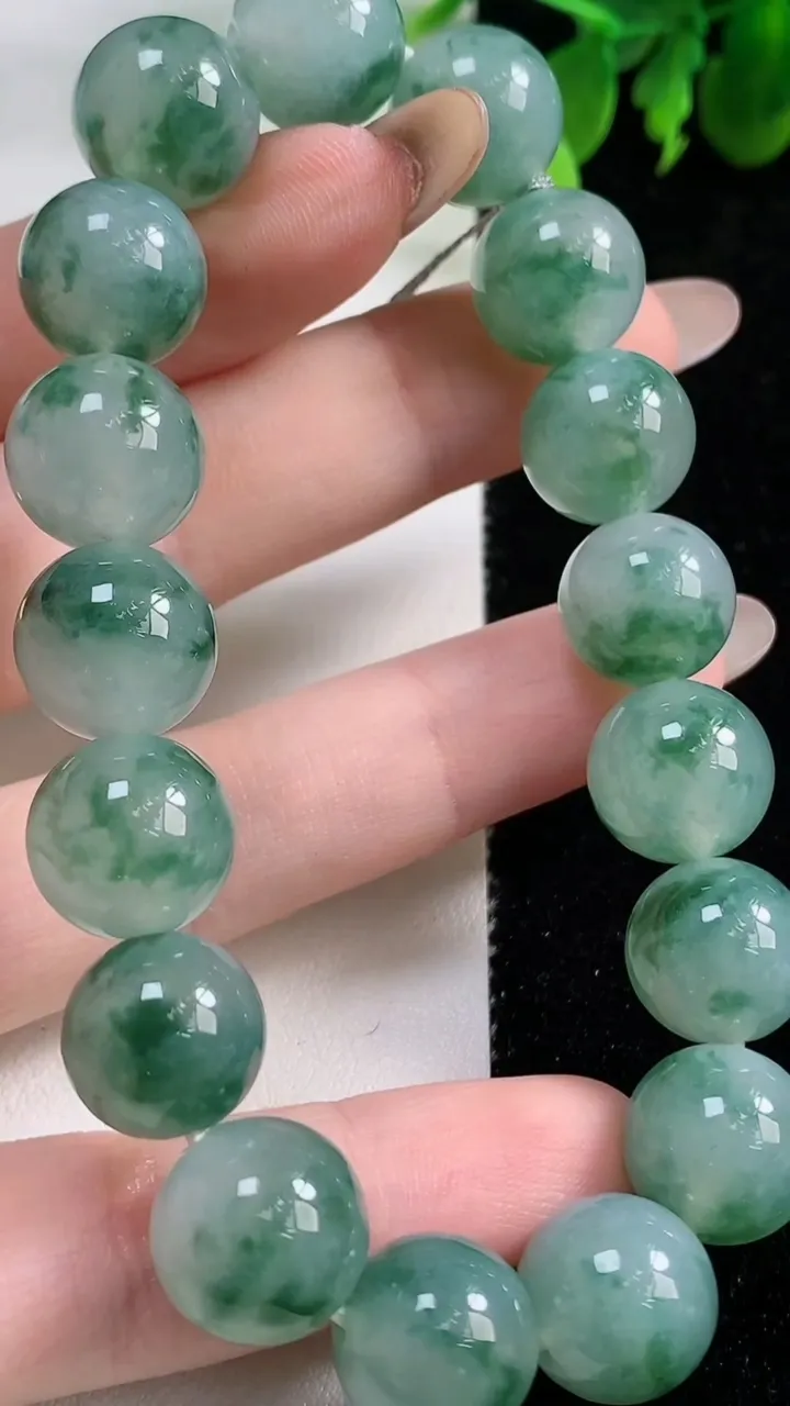 天然A货翡翠种飘花圆珠手串17颗，尺寸12.2，重量:54.03g11月9日
工厂直销收藏佳品,种好