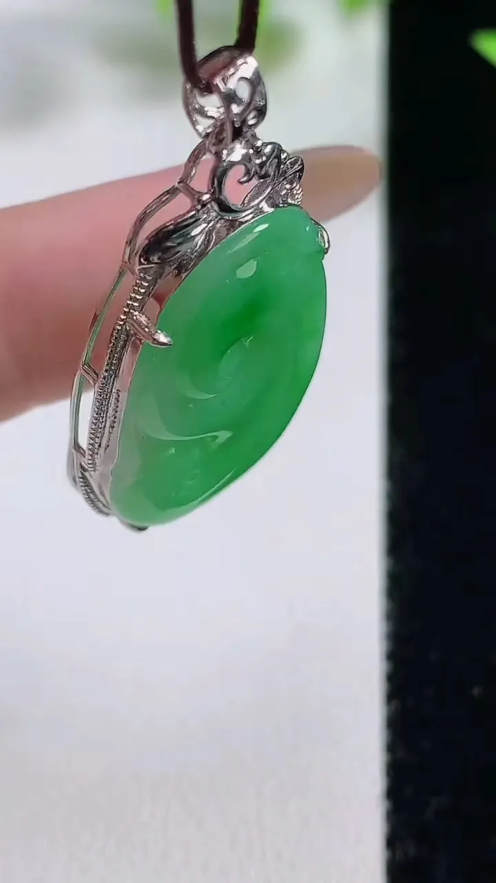 天然A货翡翠如意吊坠，尺寸34.2-19.2-6裸石24-14.5，重量:4.13g
11月9日