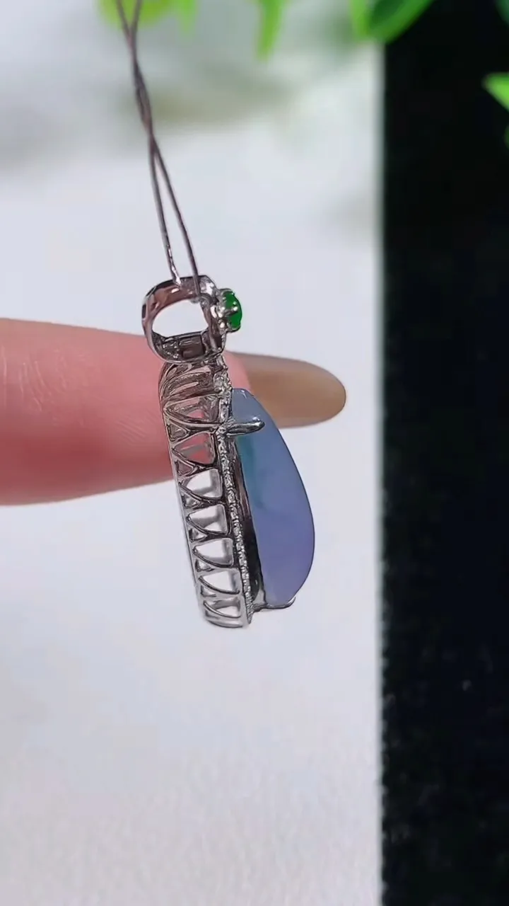 天然A货翡翠种紫罗兰 飘花福瓜吊坠，尺寸28.4-9.6-8.5裸石17.8-7.4，重量:2.51g
11月9日，重量:2.51g