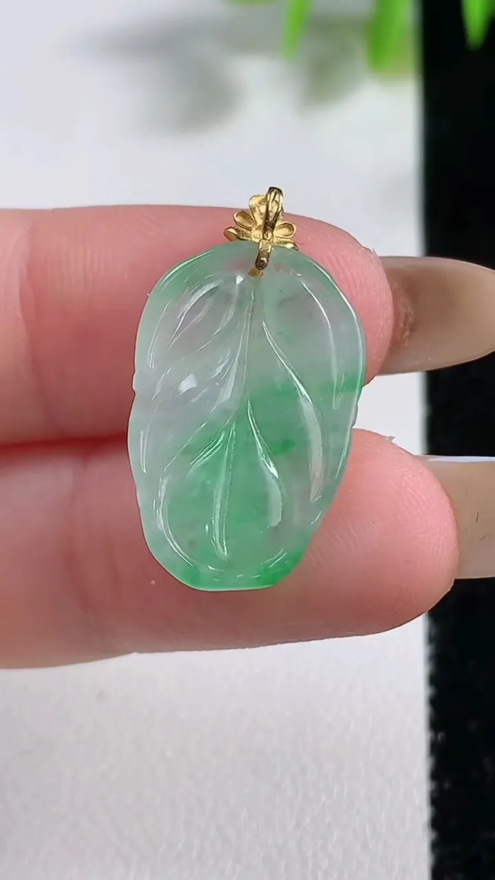 天然A货翡翠金枝玉叶 叶子吊坠，尺寸20.5-13.8-3.6，重量:2.08g
11月9日