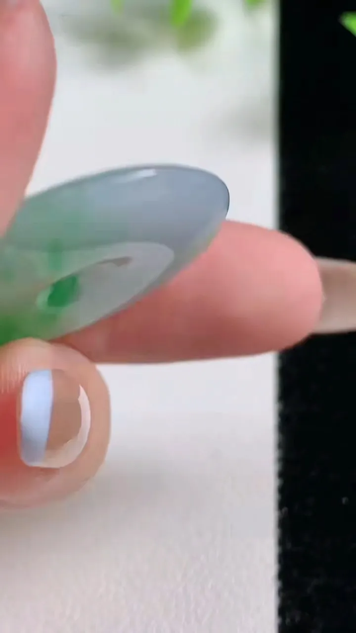 天然A货翡翠平安扣吊坠，尺寸29.6-5，重量:9.57g
11月9日