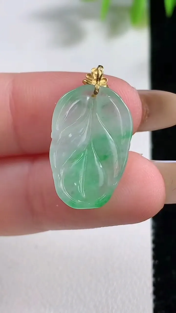 天然A货翡翠金枝玉叶 叶子吊坠，尺寸20.5-13.8-3.6，重量:2.08g
11月9日
