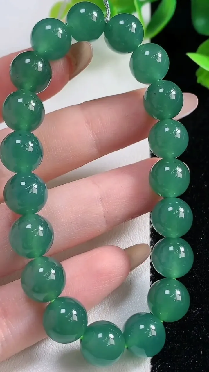 天然A货翡翠种蓝水圆珠手串19颗，尺寸9.8，重量:31.32g11月9日
工厂直销收藏佳品,种好水足，色泽均匀，有种有色，上手高大气！