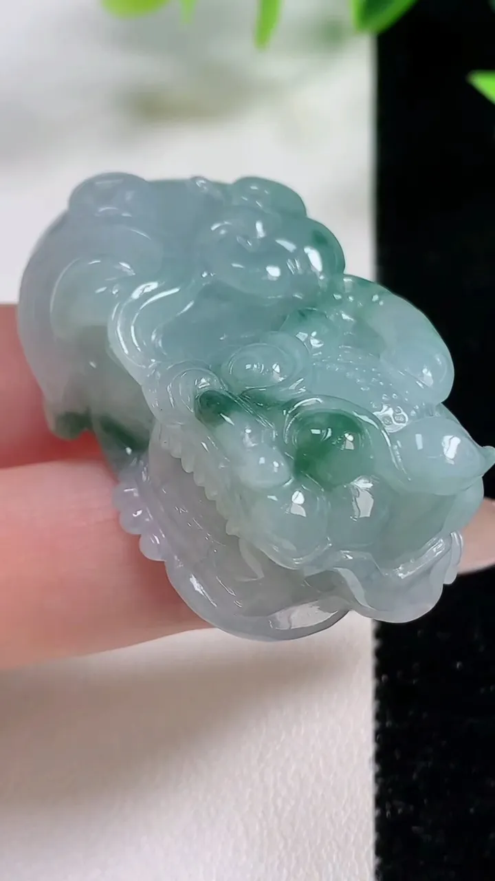 天然A货翡翠飘花霸王貔貅吊坠，尺寸44.3-26.7-15.7，重量:43.58g
11月9日