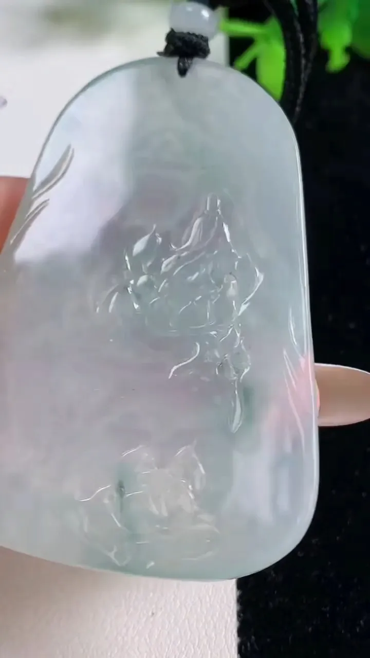 天然A货翡翠种飘花虚空藏菩萨吊坠，尺寸65.3-43-5.7，重量:36.96g
11月9日