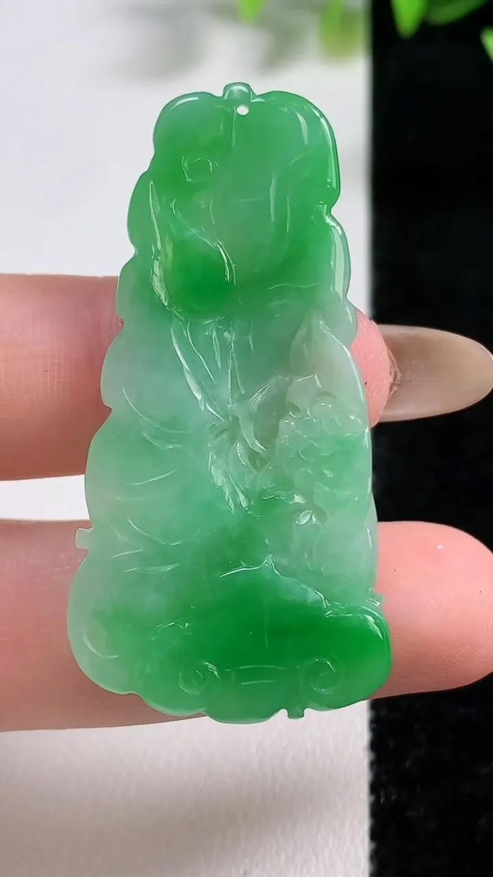 天然A货翡翠和和美美 荷叶鱼吊坠，尺寸46.7-23-3.8，重量:7.55g
11月9日