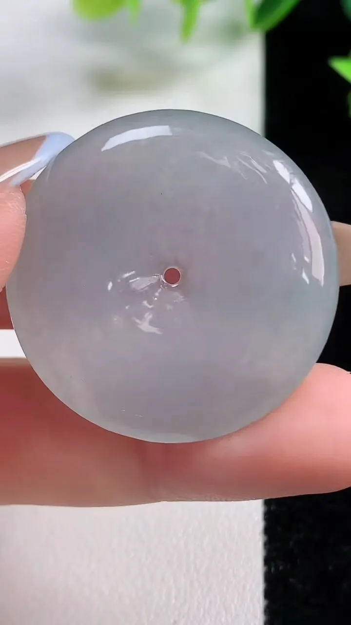 天然A货翡翠平安扣吊坠，尺寸33.4-5.4，重量:12.35g
11月9日