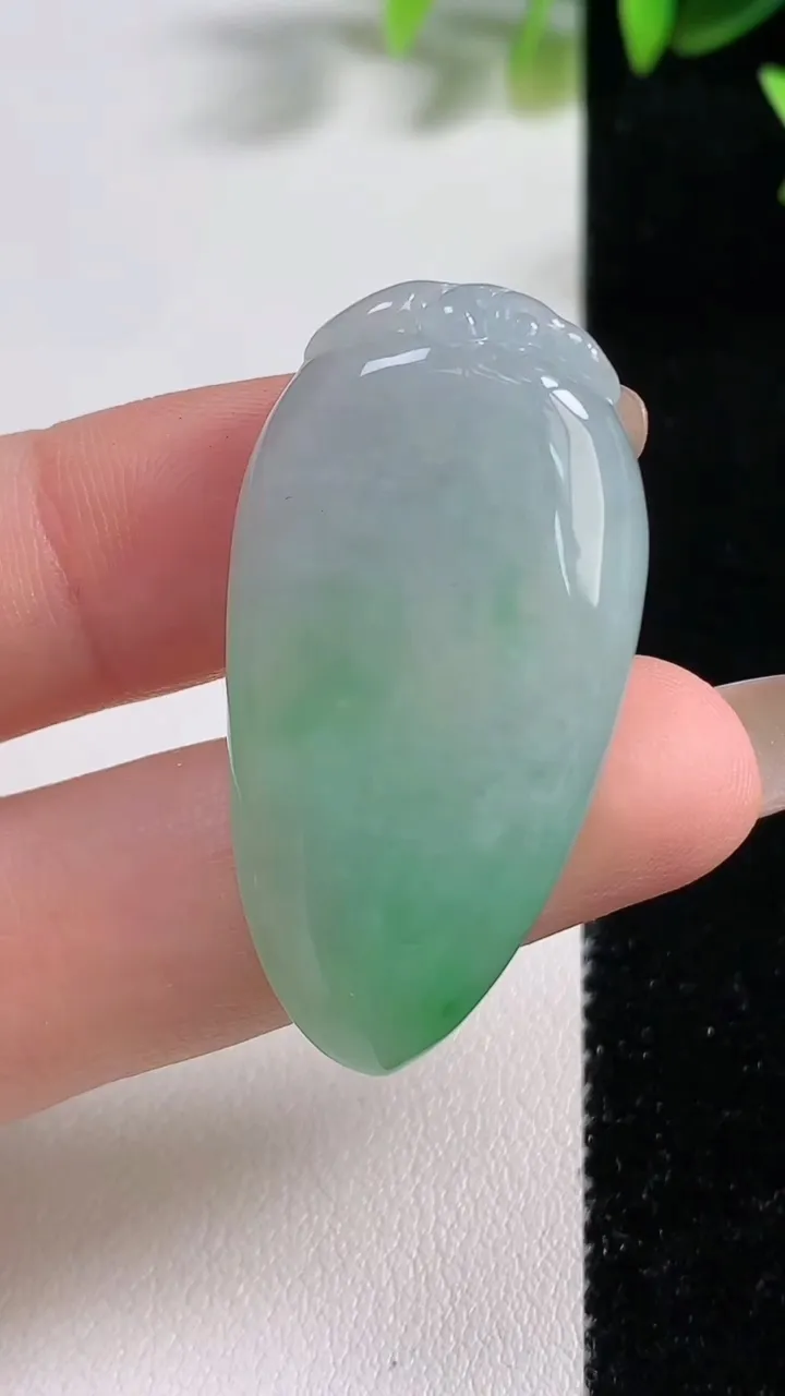 天然A货翡翠福瓜吊坠，尺寸39.5-20.6-6，重量:10.62g
11月9日