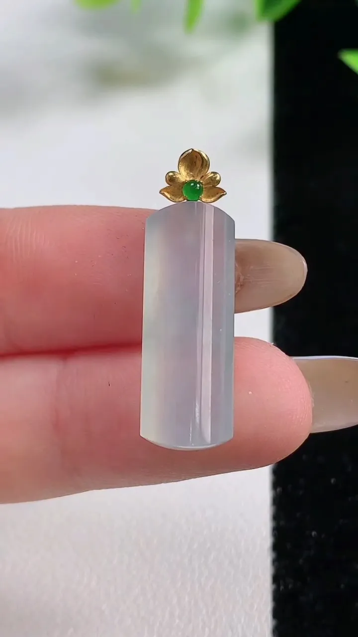 天然A货翡翠平安柱吊坠，尺寸23.3-8.5-4.8，重量:2.43g
11月9日