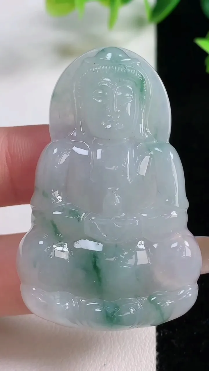 天然A货翡翠冰种飘花正装观音菩萨吊坠，尺寸53-33.7-5.7，重量:19.00g
11月9日