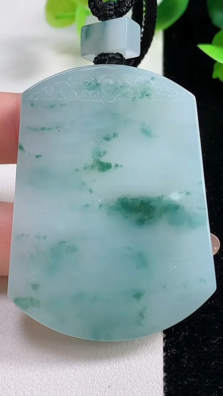 天然A货翡翠种飘花仿古无事牌吊坠，尺寸56.5-41.6-6.8，重量:46.42g
11月9日