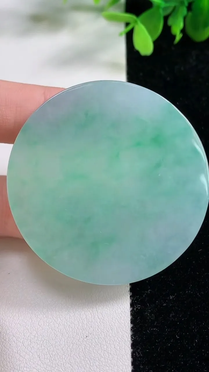 天然A货翡翠无事牌吊坠镶嵌件，尺寸51.5-6.6，重量:42.66g
11月9日