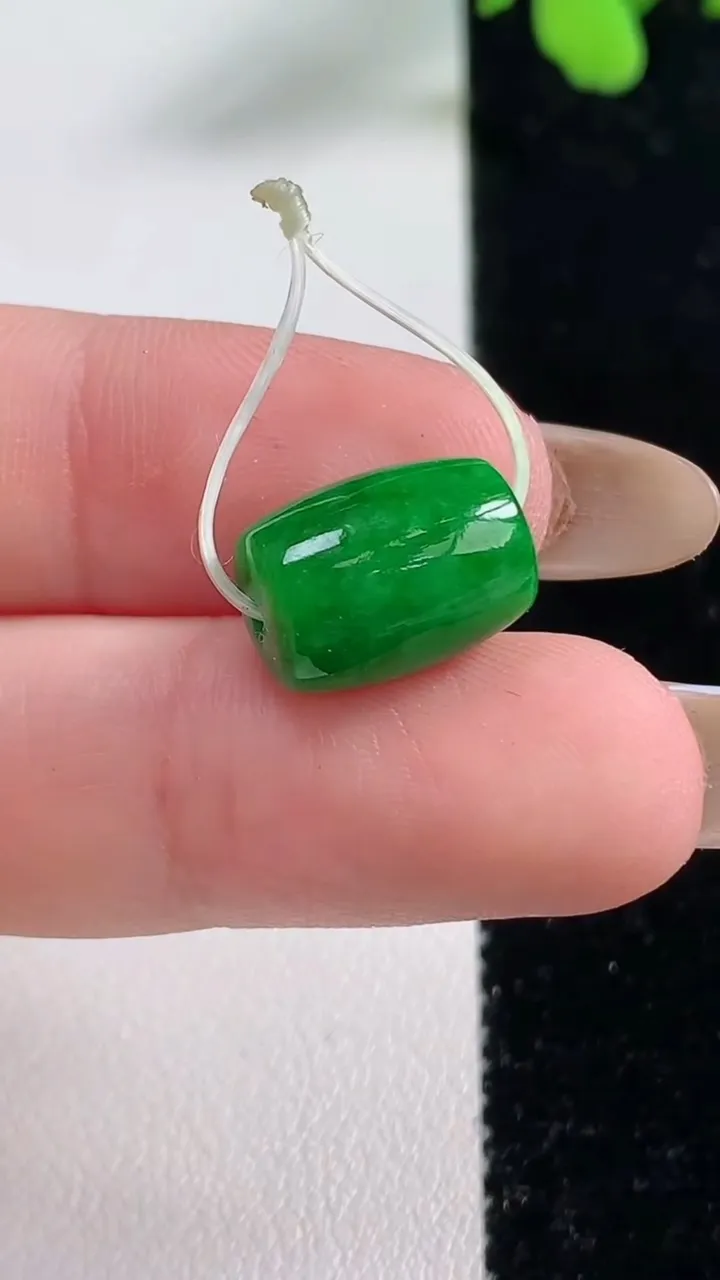 天然A货翡翠路路通吊坠，尺寸12.6-9.2，重量:2.44g
11月9日