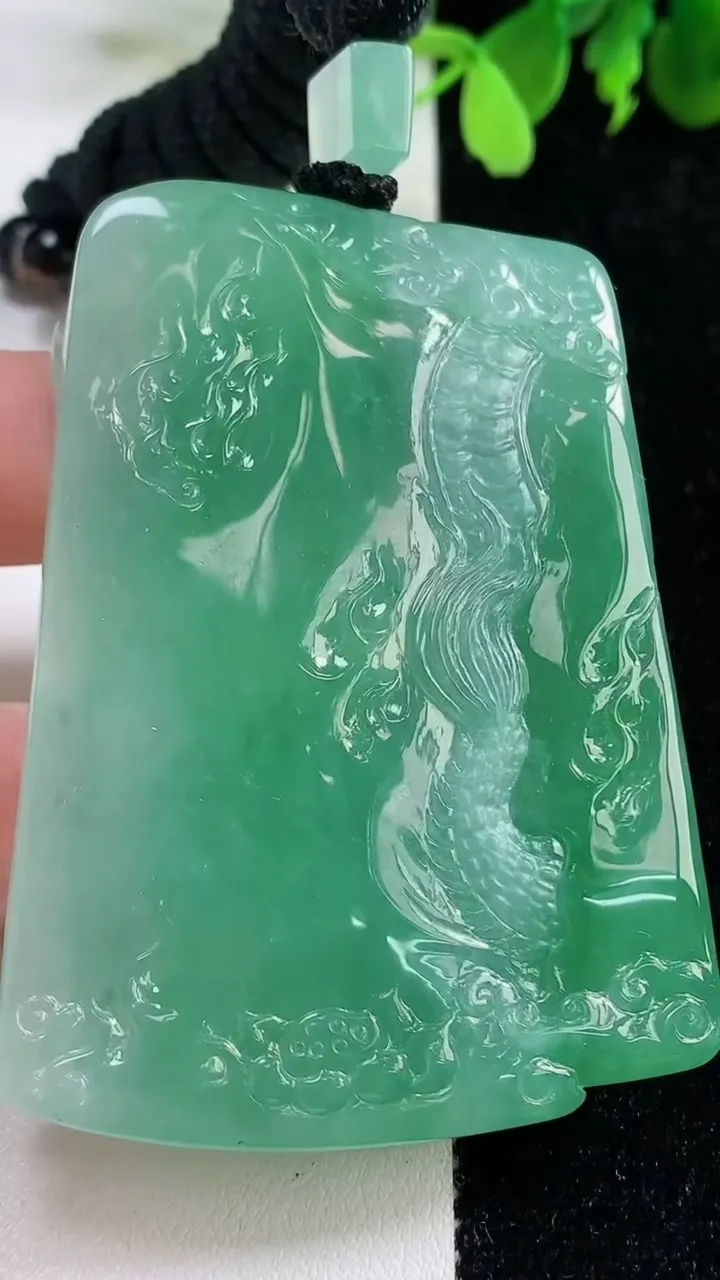 天然A货翡翠祥龙虚空藏菩萨吊坠，尺寸68-45.6-12，重量:77.33g
11月9日