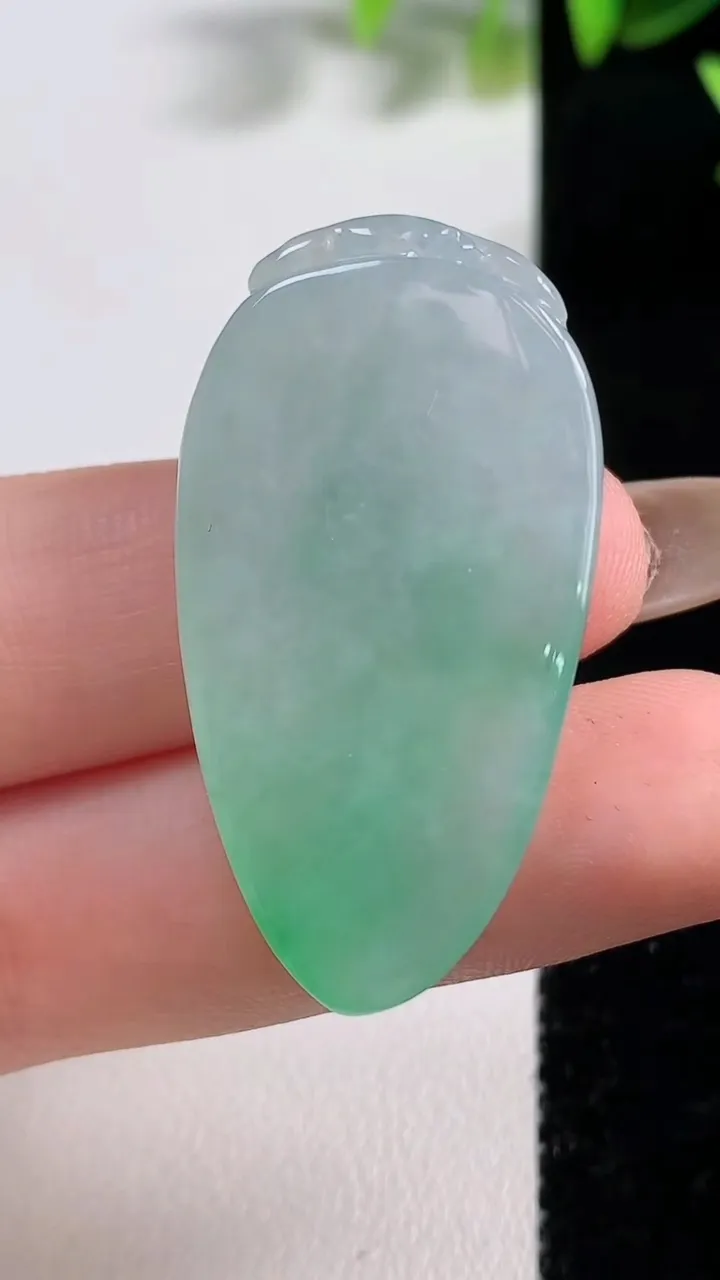 天然A货翡翠福瓜吊坠，尺寸39.5-20.6-6，重量:10.62g
11月9日