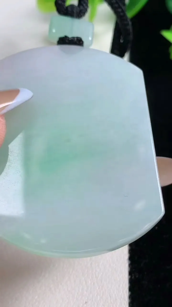 天然A货翡翠无事牌吊坠，尺寸53-40.5-4.3，重量:28.14g
11月9日