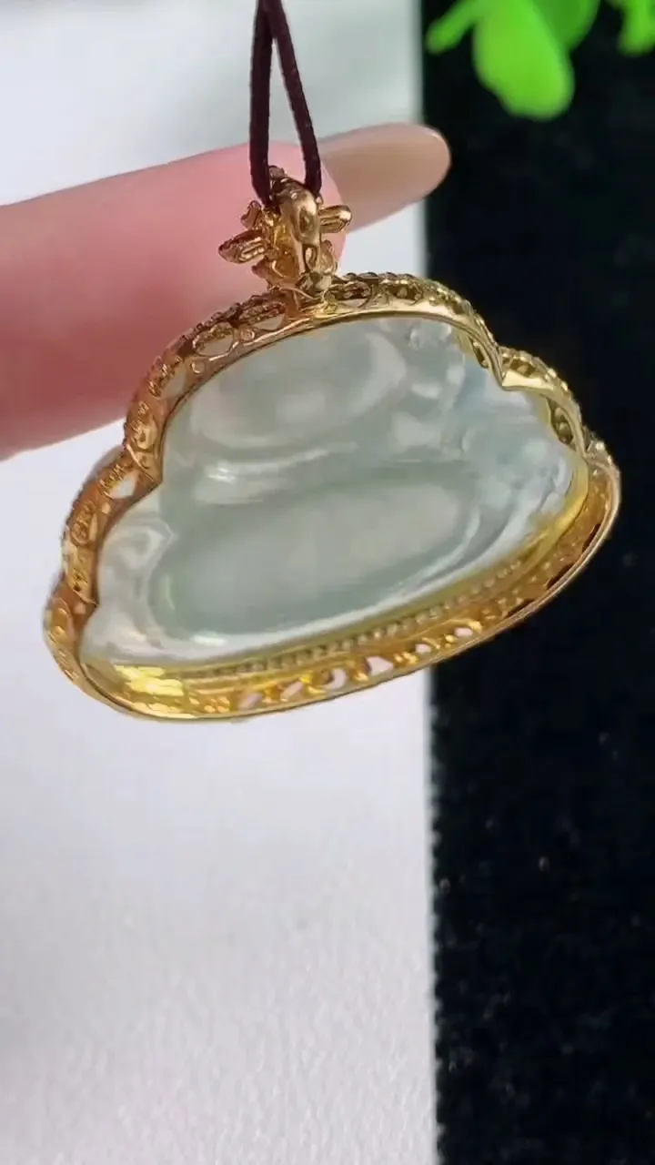 天然A货翡翠佛公吊坠，尺寸30.7-32.7-10.8裸石头20.4-30.4，重量:7.88g
11月9日