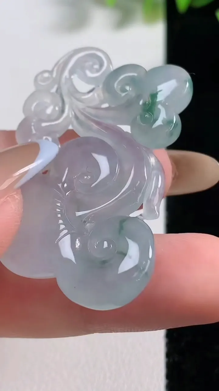 天然A货翡翠冰种飘花如意吊坠，尺寸45.8-25.2-5.5，重量:9.64g
11月9日