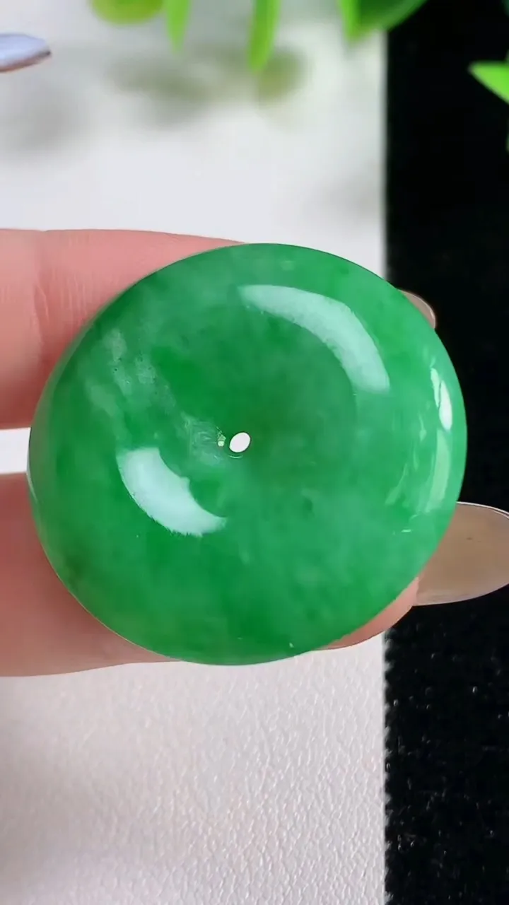 天然A货翡翠平安扣吊坠，尺寸32-5.8，重量:12.43g
11月9日