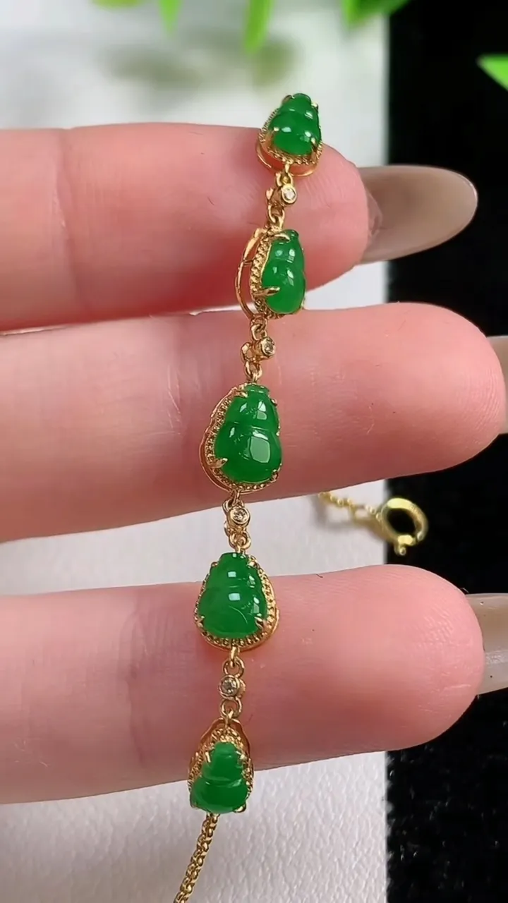 天然A货翡翠葫芦手链，尺寸7-4.9-3.5，重量:2.20g
11月9日