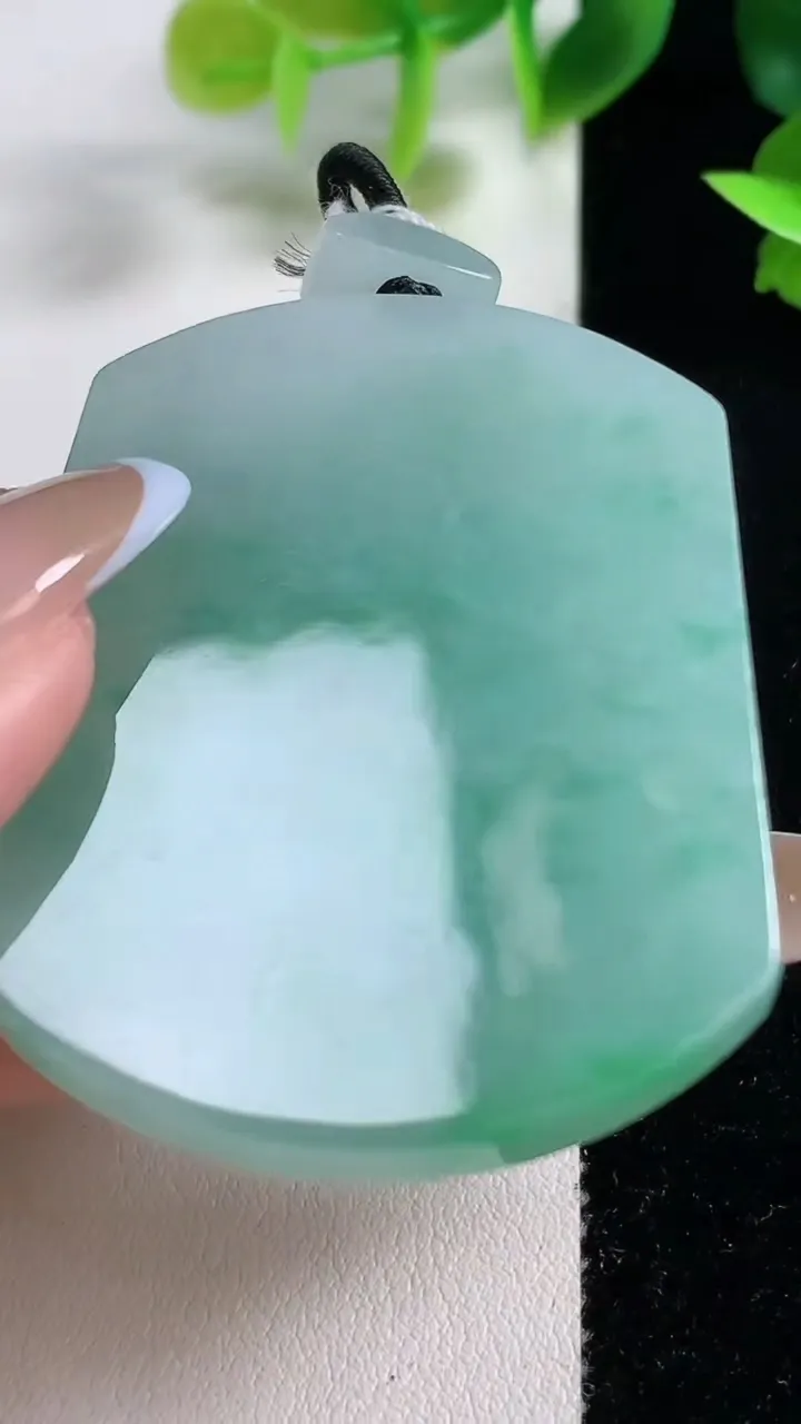 天然A货翡翠无事牌吊坠，尺寸52.7-41.2-6.2，重量:37.07g
11月9日