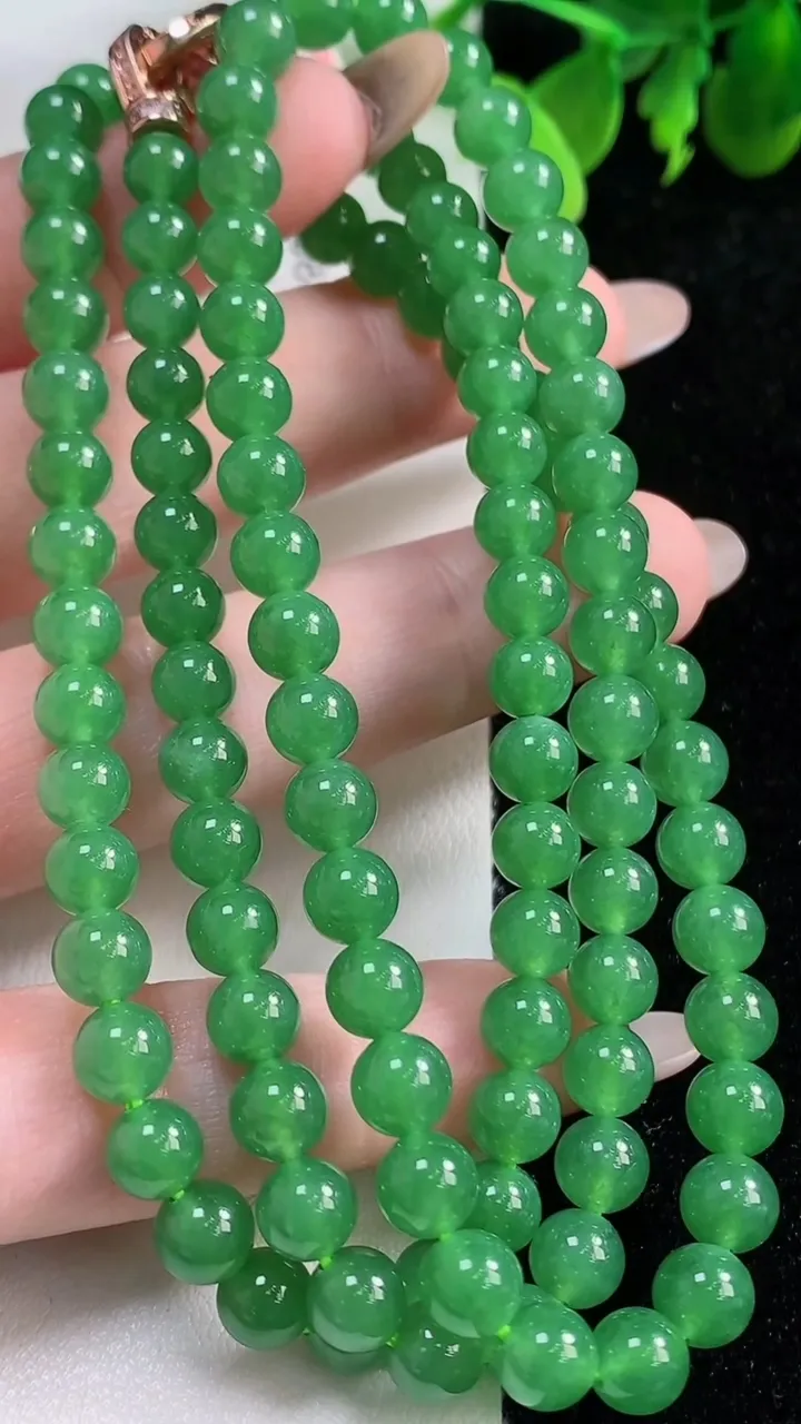 天然A货翡翠圆珠项链108颗，尺寸5.6，重量:42.13g11月9日
工厂直销收藏佳品,种好水足，色泽均匀，有种有色，上手高大气！