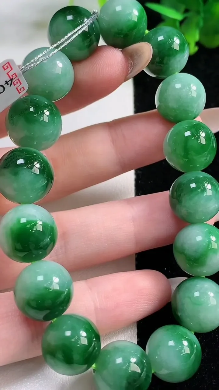 天然A货翡翠圆珠手串16颗，尺寸12.8，重量:58.38g11月9日
工厂直销收藏佳品,种好水足，色泽均匀，有种有色，上手高大气！