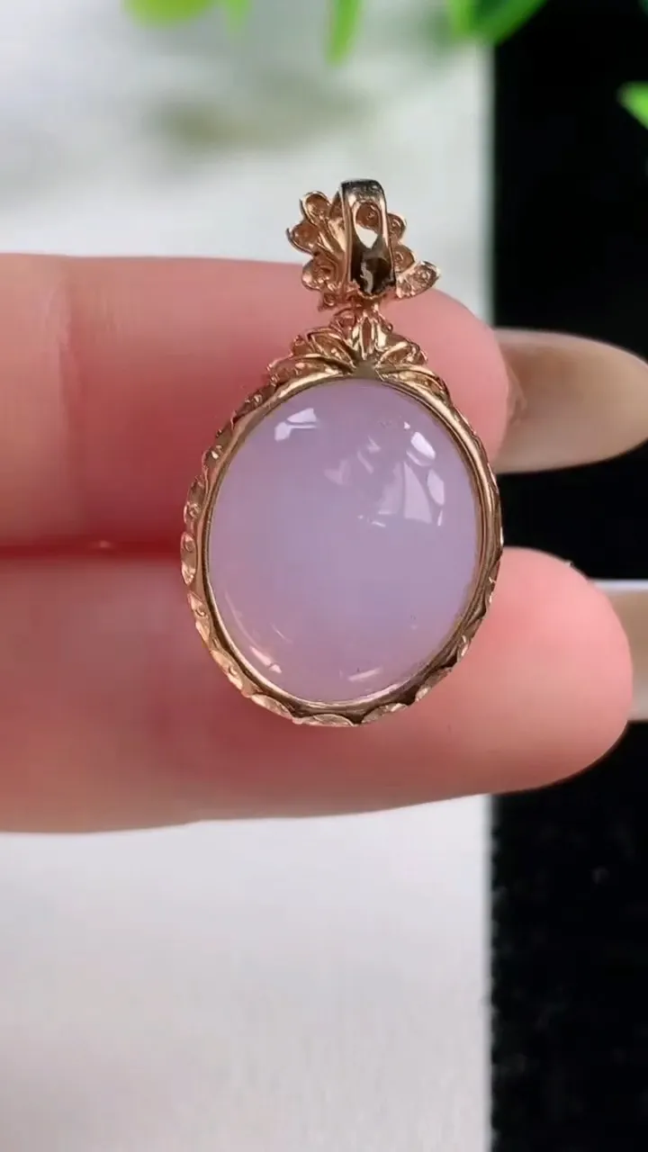 天然A货翡翠种紫罗兰蛋面吊坠，尺寸26.2-15.4-9.7裸石15.7-13.4，重量:4.38g
11月9日，重量:4.38g