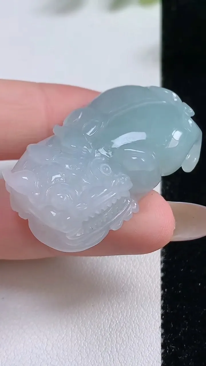 天然A货翡翠霸王貔貅吊坠，尺寸38.6-23.2-11.4，重量:25.47g
11月9日