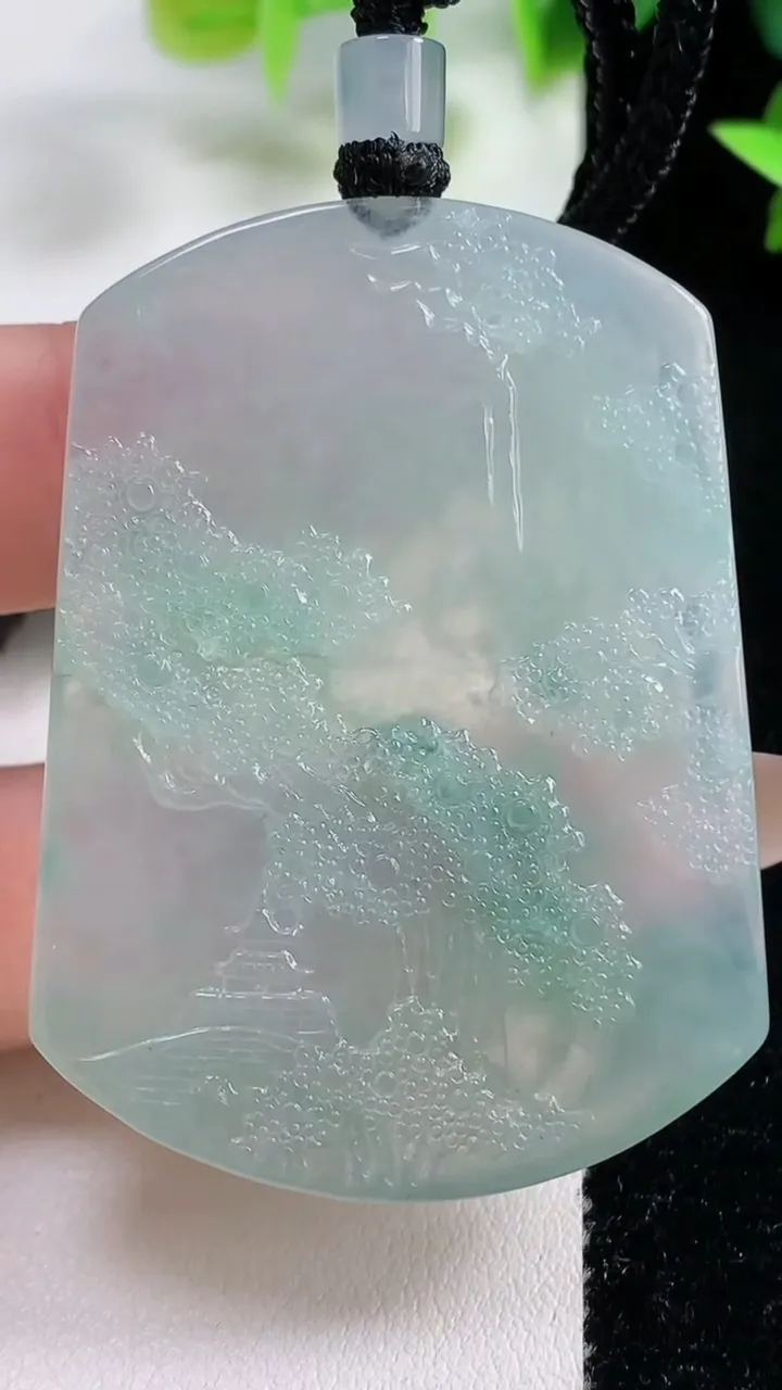 天然A货翡翠牌吊坠，尺寸52.6-38.4-6，重量:30.60g
11月9日