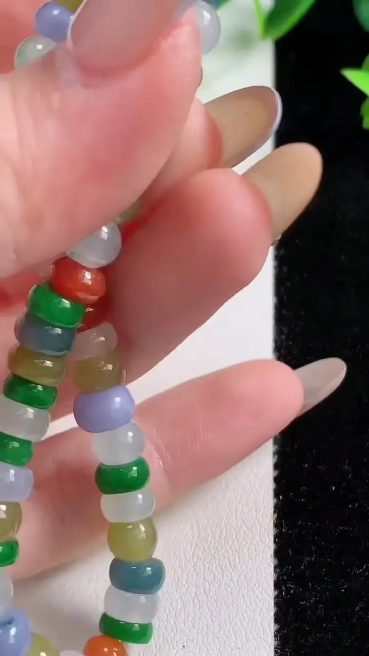 天然A货翡翠种四彩算盘珠手串47颗，尺寸6.5-4.5，重量:15.58g11月9日
工厂直销收藏佳品,种好水足，色泽均匀，有种有色，上手高大气！