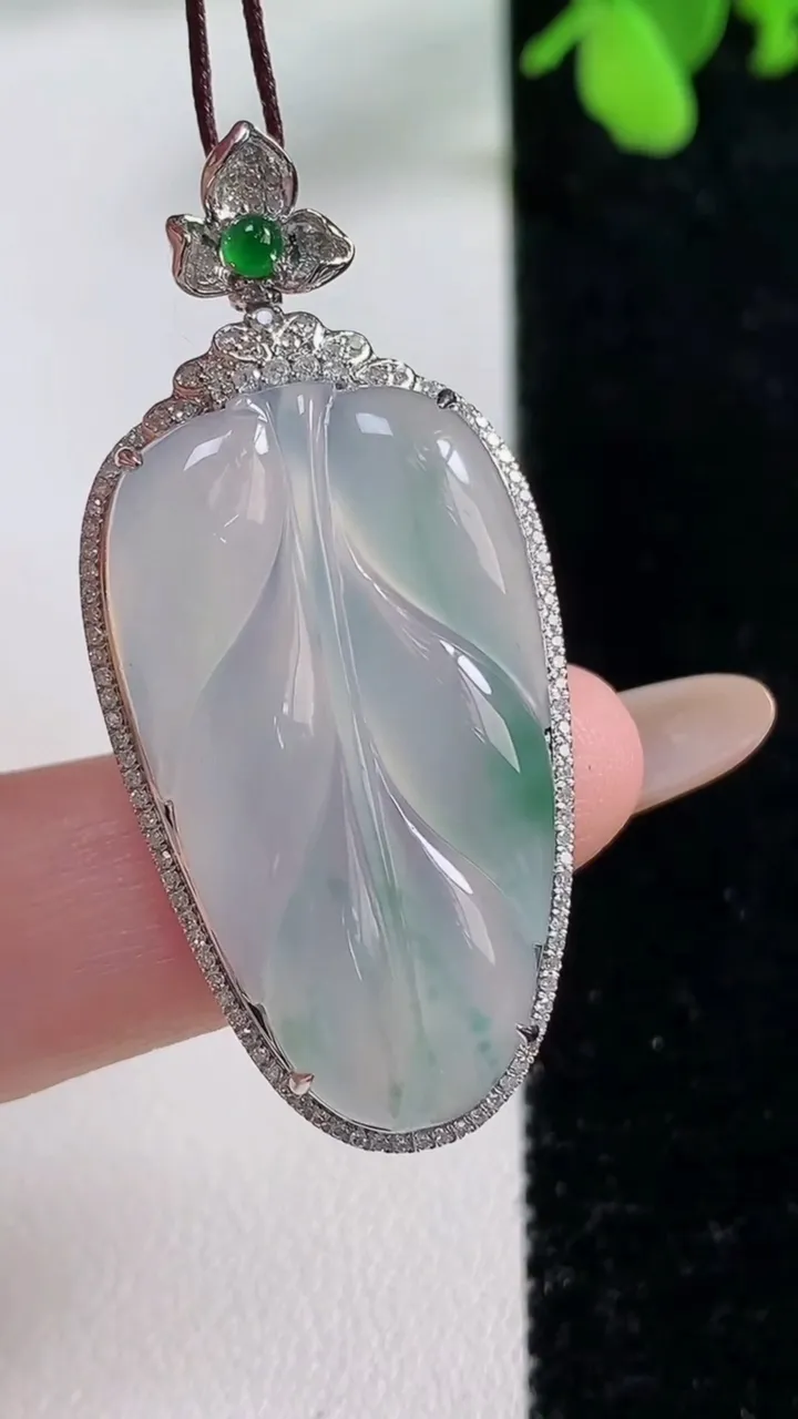 天然A货翡翠种飘花金枝玉叶 叶子吊坠，尺寸44.8-20.6-9.3裸石32-18，重量:8.20g
11月9日