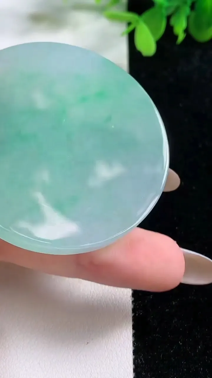 天然A货翡翠无事牌吊坠镶嵌件，尺寸51.5-6.6，重量:42.66g
11月9日