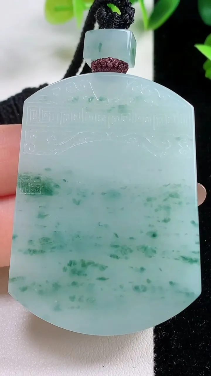 天然A货翡翠冰种飘花无事牌吊坠，尺寸54-39.2-5.7，重量:40.71g
11月9日