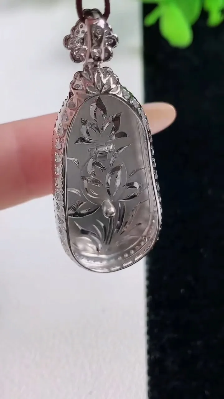 天然A货翡翠种白冰福豆吊坠，尺寸42.5-16.8-9.4裸石头30.7-14.5，重量:7.39g
11月9日