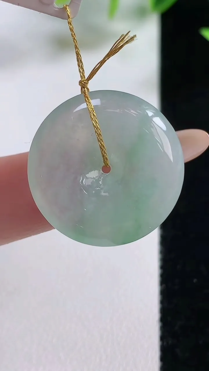 天然A货翡翠冰种飘花平安扣吊坠，尺寸23.8-4.8，重量:5.49g
11月9日