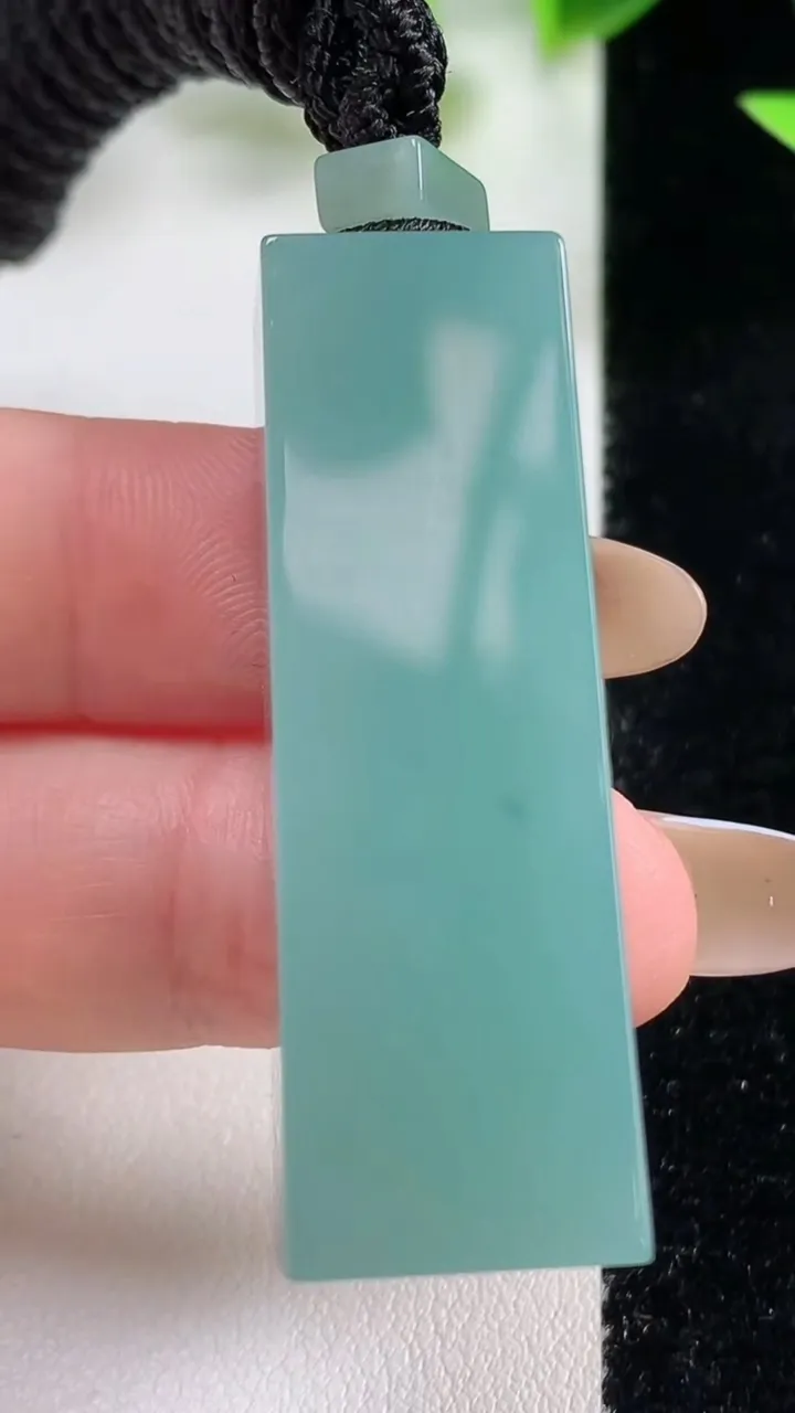 天然A货翡翠平安柱吊坠，尺寸44.5-14.6-11.4，重量:28.25g
11月9日