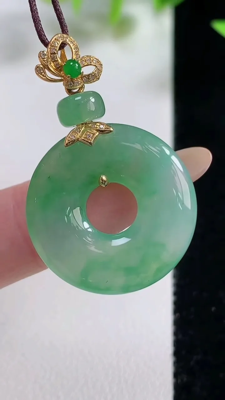 天然A货翡翠平安环吊坠，尺寸23.3-4，重量:5.38g
11月9日