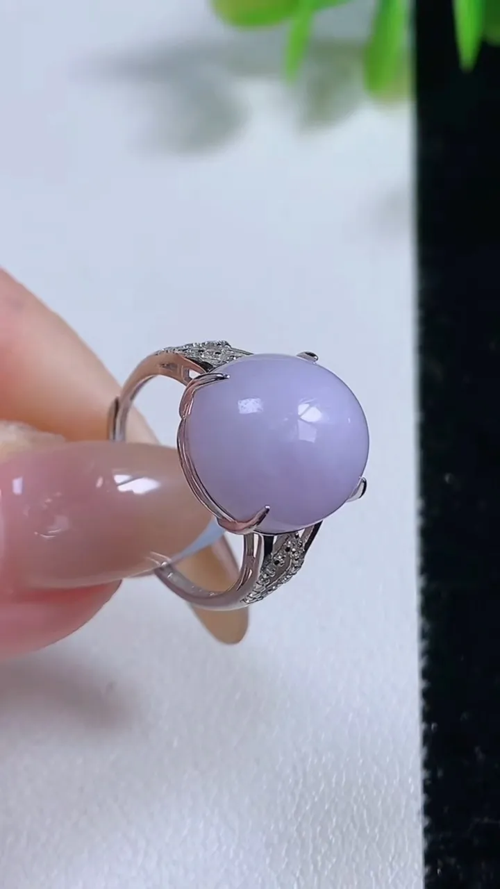 天然A货翡翠925银 紫罗兰蛋面戒指，尺寸13.8-12.2-7.8，重量:3.56g2025年11月9日
工厂直销收藏佳品,种好水足，色泽均匀，有种有色，上手高大气！