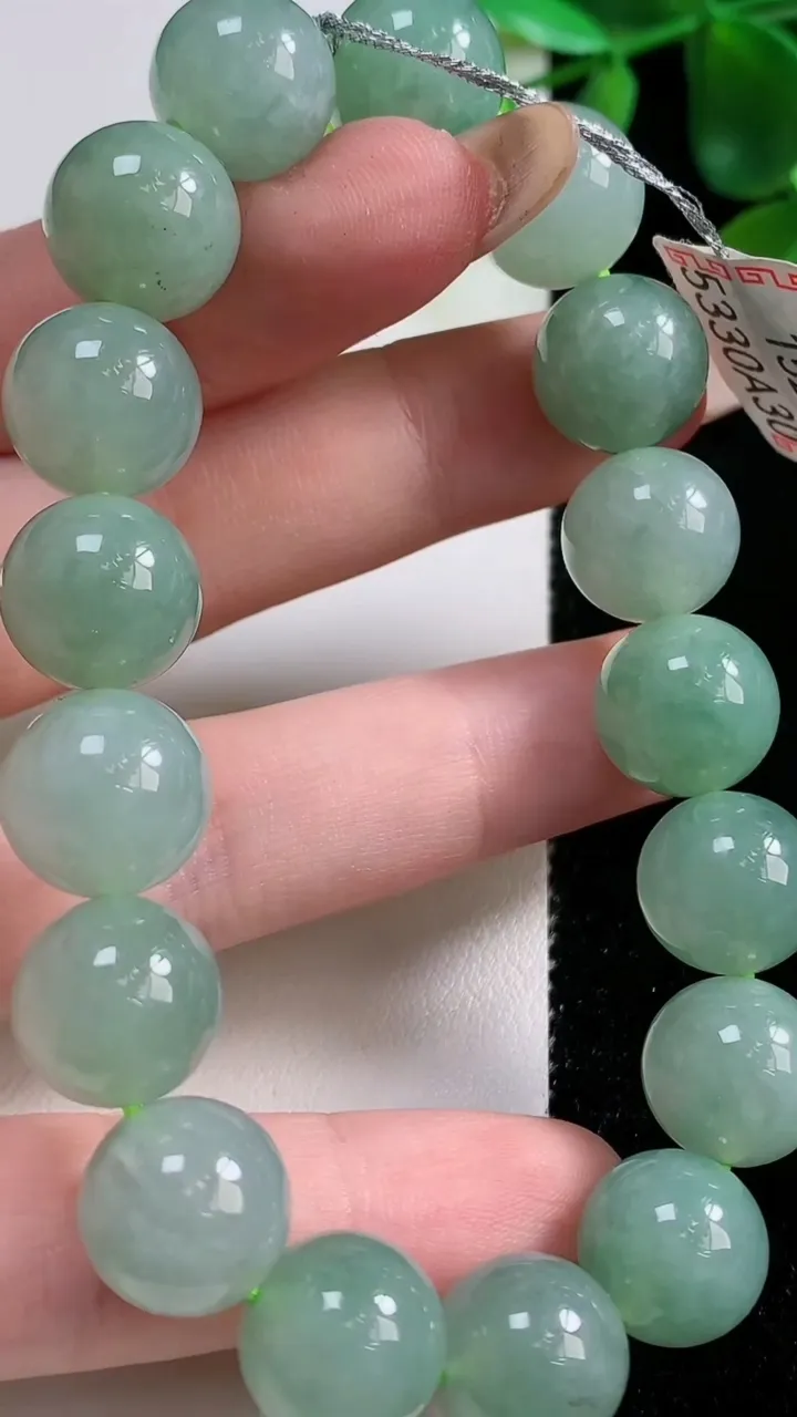 天然A货翡翠圆珠手串17颗，尺寸12，重量:53.28g11月9日
工厂直销收藏佳品,种好水足，色泽