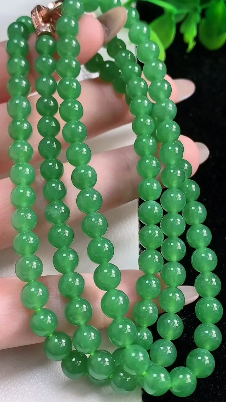 天然A货翡翠圆珠项链108颗，尺寸5.6，重量:42.13g11月9日
工厂直销收藏佳品,种好水足，色泽均匀，有种有色，上手高大气！